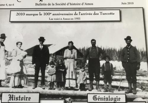 L’arrivée des Turcotte en 1911.  Régis Chalifous(frère d’Albertine), Mme Prospère Ipperciel(Marie Chalifoux), M. Prosper Ipperciel, Aline Turcotte, Rose Turcotte, Mme Ernest Turcotte (Albertine Chalifoux), Yvanohé Turcotte, M. Ernest Turcotte, Armand Turcotte 5 ans et Ferdinand Lafleur. 